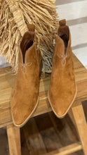 Load image into Gallery viewer, Fordon Boot, Tan Suede