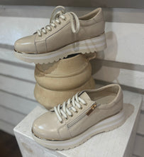 Load image into Gallery viewer, Eammes Sneakers, Milk - Django &amp; Juliette