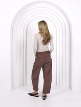 Load image into Gallery viewer, Leo Barrel Leg Jean Chocolate