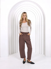 Load image into Gallery viewer, Leo Barrel Leg Jean Chocolate