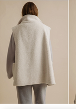 Load image into Gallery viewer, Sherpa Cuddle Gillet Latte Talamya