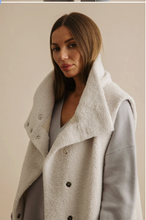 Load image into Gallery viewer, Sherpa Cuddle Gillet Latte Talamya
