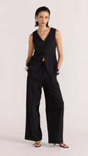 Load image into Gallery viewer, Athena Longline vest - Staple the label
