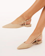 Load image into Gallery viewer, Iver Flats, Camel Raffia - Billini