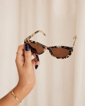 Load image into Gallery viewer, The Estella Sunglasses, Blonde Torte/ Choc